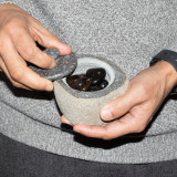 Pot de mise à la terre en pierre de rivière naturelle - Petit (env. 9x7cm)