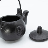 Petit pot rituel en fonte à pentagone 8x8x10cm