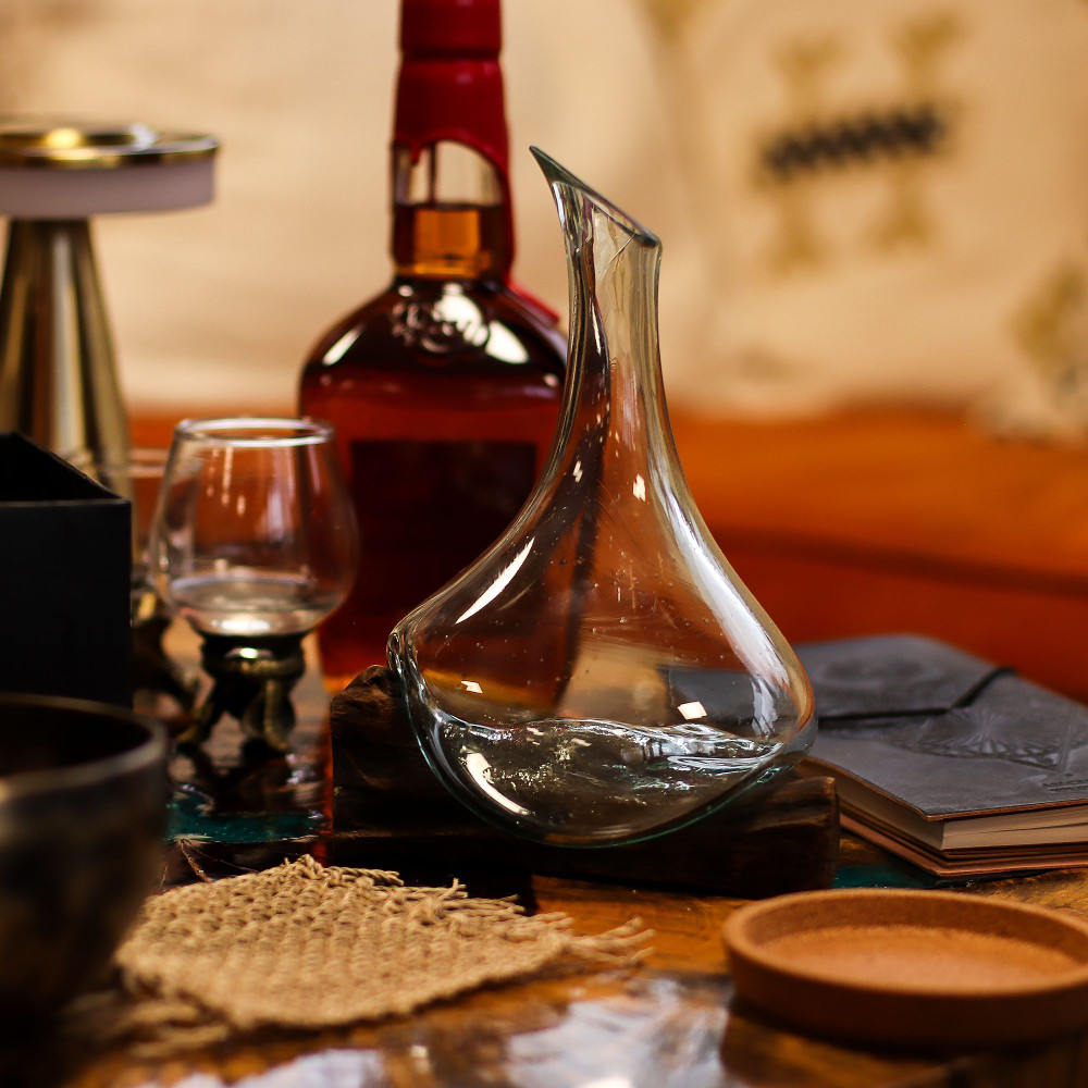 Mini carafe en verre fondu sur bois 20 cm