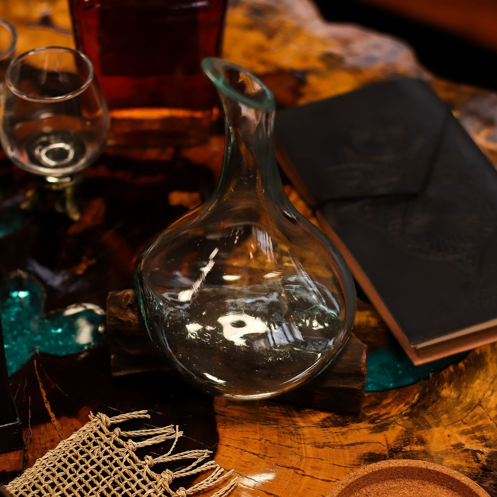Mini carafe en verre fondu sur bois 20 cm