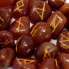 Ensemble de pierres runiques dans une pochette - Aventurine rouge