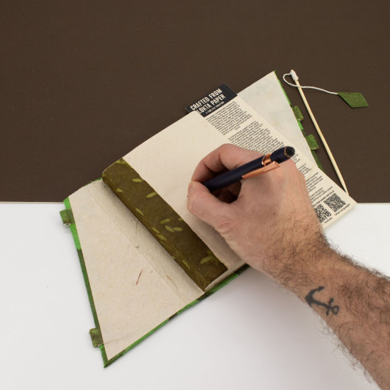 Carnet Lokta Bold Floral à cadenas en bambou - Format moyen (15 x 12 cm) - 45 feuilles - Vert mousse