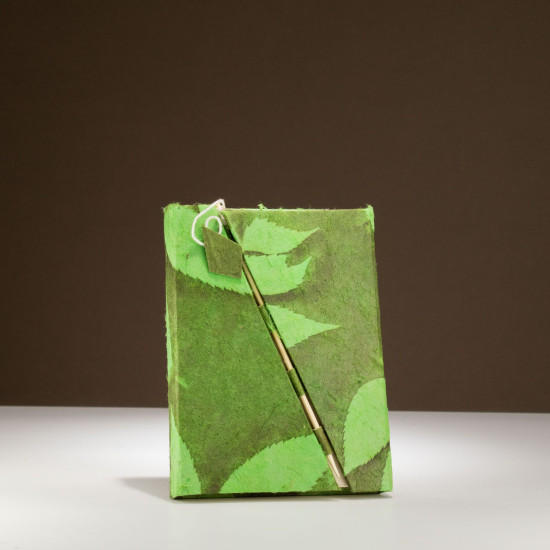 Carnet Lokta Bold Floral à cadenas en bambou - Format moyen (15 x 12 cm) - 45 feuilles - Vert mousse