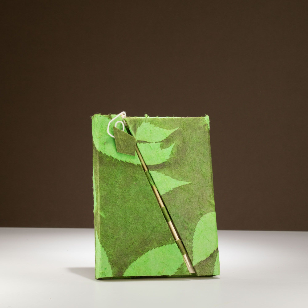 Carnet Lokta Bold Floral à cadenas en bambou - Format moyen (15 x 12 cm) - 45 feuilles - Vert mousse