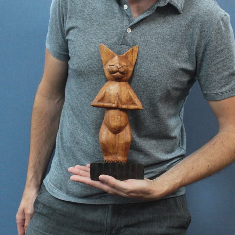 Chat de yoga sculpté à la main - Debout