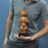Chat de yoga sculpté à la main - Debout