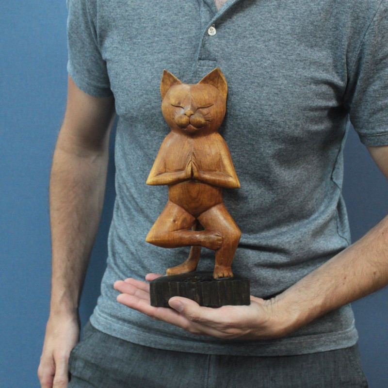 Chat de yoga sculpté à la main - Une patte