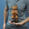 Chat de yoga sculpté à la main - Une patte