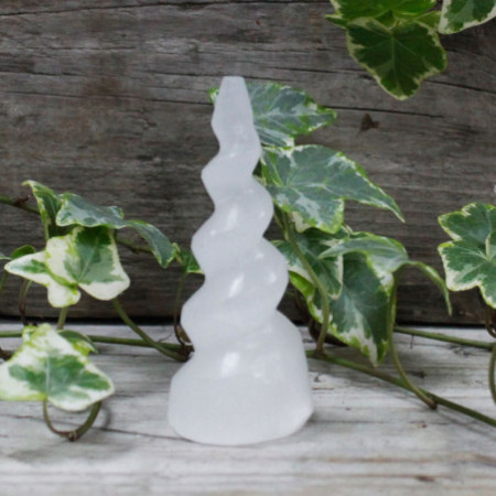 Tour en corne de licorne spirale en sélénite - 10 cm