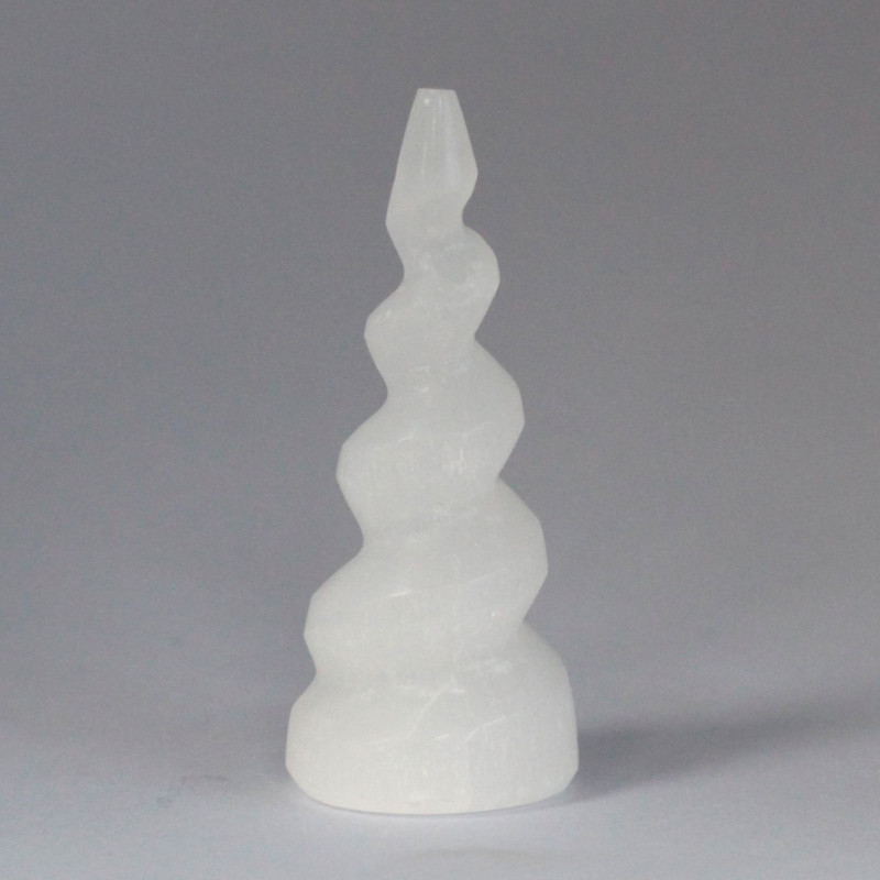 Tour en corne de licorne spirale en sélénite - 10 cm