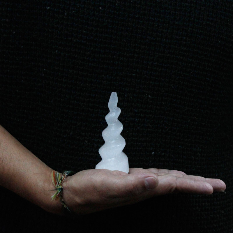 Tour en corne de licorne spirale en sélénite - 10 cm