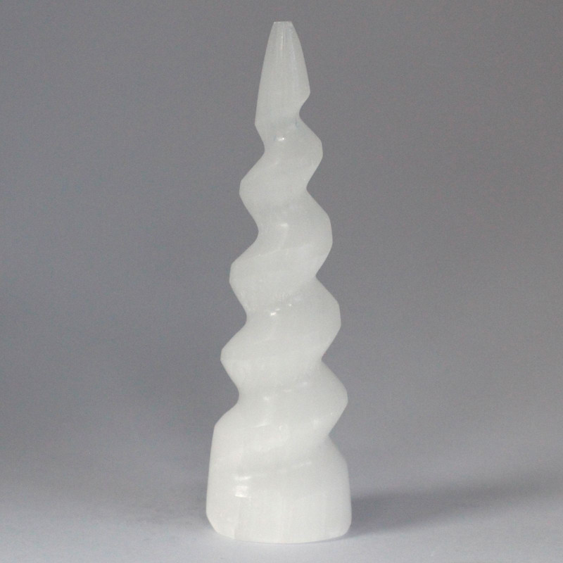 Tour en corne de licorne spirale en sélénite - 15 cm