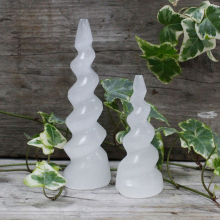 Tour en corne de licorne spirale en sélénite - 15 cm