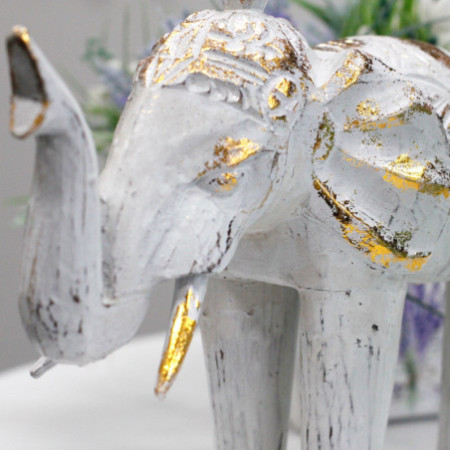 Éléphant sculpté en bois - Or blanc