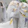 Éléphant sculpté en bois - Or blanc
