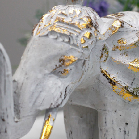 Éléphant sculpté en bois - Or blanc