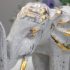 Éléphant sculpté en bois - Or blanc