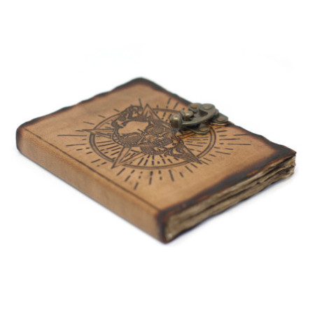 Carnet de notes en cuir avec pentagone et crâne avec détails de brûlures (18 x 13 cm)