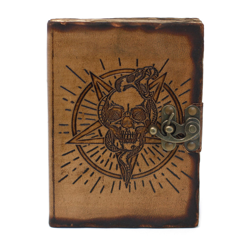 Carnet de notes en cuir avec pentagone et crâne avec détails de brûlures (18 x 13 cm)