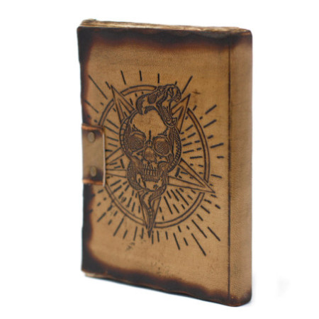 Carnet de notes en cuir avec pentagone et crâne avec détails de brûlures (18 x 13 cm)