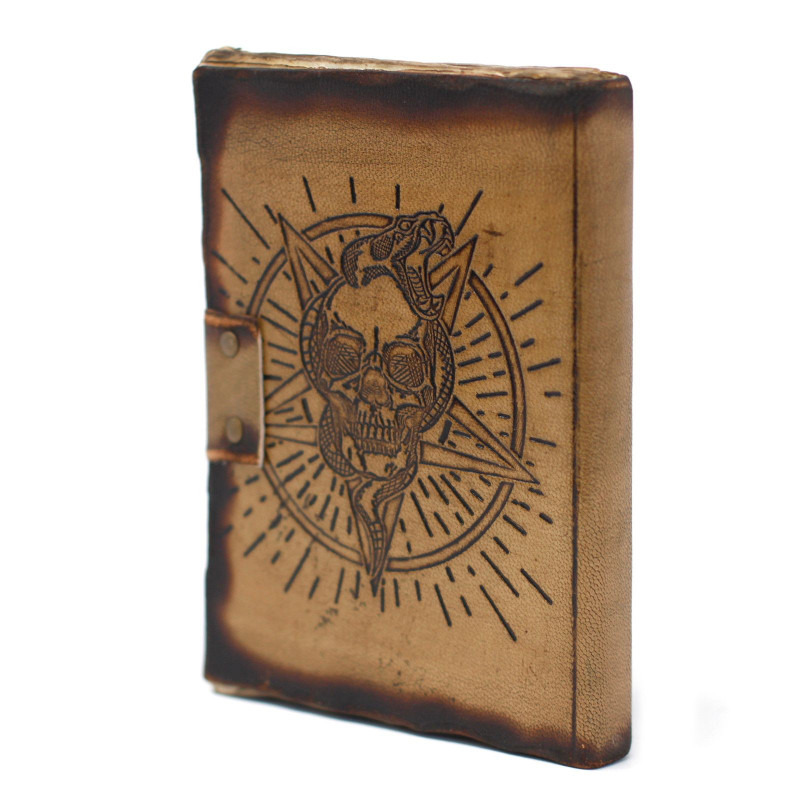 Carnet de notes en cuir avec pentagone et crâne avec détails de brûlures (18 x 13 cm)