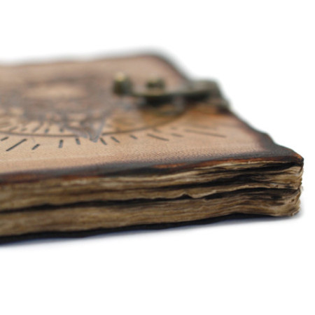 Carnet de notes en cuir avec pentagone et crâne avec détails de brûlures (18 x 13 cm)