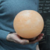 Lampe boule de sel - Grande base en bois