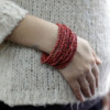 Bracelet jonc multi-perles avec fermoir en bois - Couleurs assorties