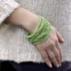 Bracelet jonc multi-perles avec fermoir en bois - Couleurs assorties