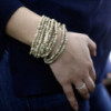 Bracelet jonc multi-perles avec fermoir en bois - Couleurs assorties