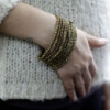 Bracelet jonc multi-perles avec fermoir en bois - Assortiment or/bronze