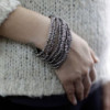 Bracelet jonc multi-perles avec fermoir en bois - Assortiment or/bronze