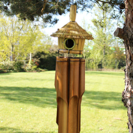 Grand nichoir rond en jonc de mer avec carillons 56 x 20 cm