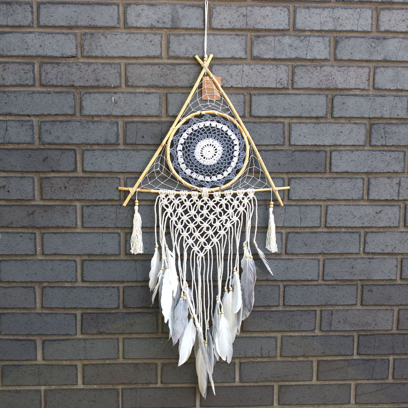 Capteur de rêves de protection - Grande pyramide en macramé blanc/gris