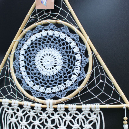 Capteur de rêves de protection - Grande pyramide en macramé blanc/gris