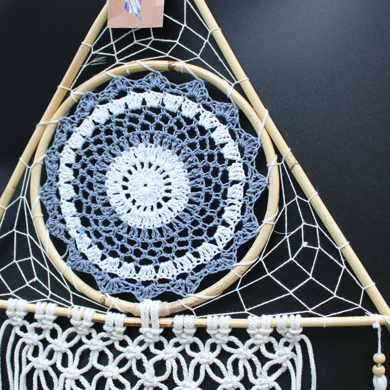 Capteur de rêves de protection - Grande pyramide en macramé blanc/gris