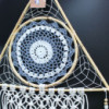 Capteur de rêves de protection - Grande pyramide en macramé blanc/gris