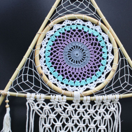 Capteur de rêves de protection - Grande pyramide en macramé blanc/turquoise