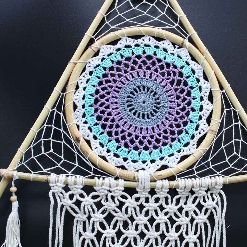 Capteur de rêves de protection - Grande pyramide en macramé blanc/turquoise