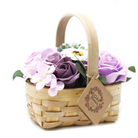 Bouquet de lilas moyen dans un panier en osier