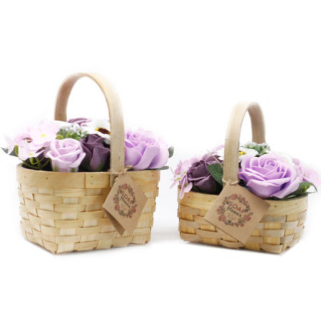 Bouquet de lilas moyen dans un panier en osier