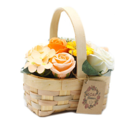 Bouquet d'oranges moyen dans un panier en osier