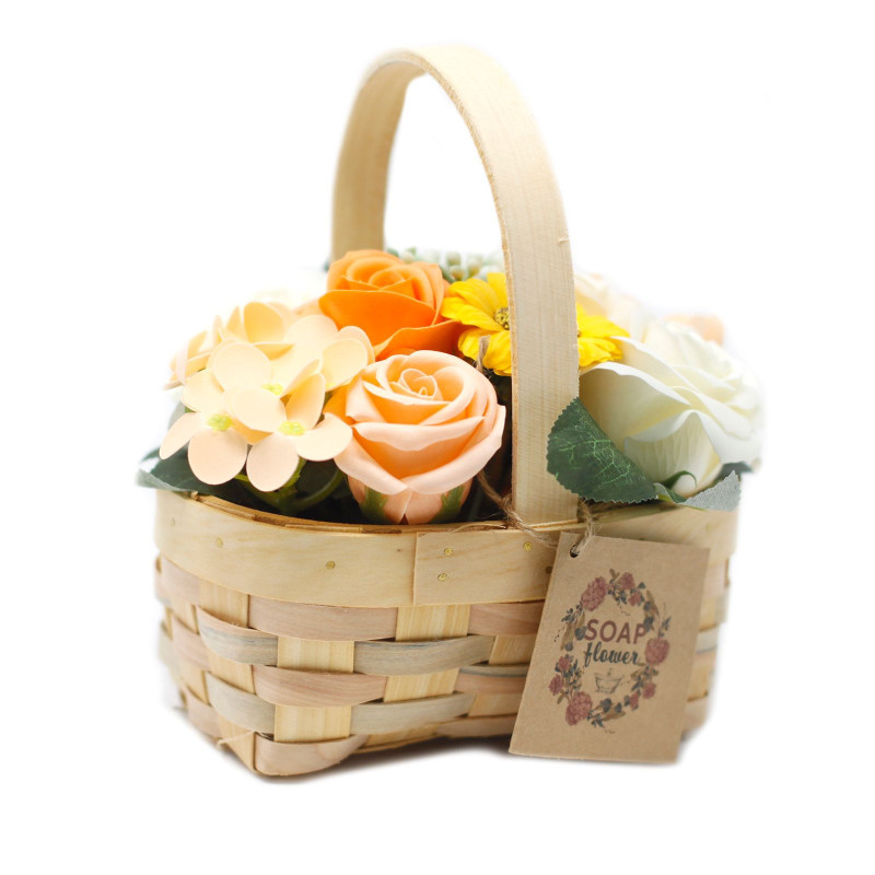 Bouquet d'oranges moyen dans un panier en osier