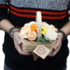 Bouquet rose moyen dans un panier en osier