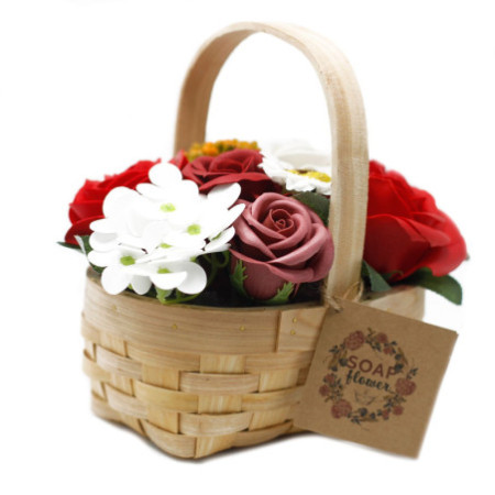 Bouquet rouge moyen dans un panier en osier