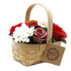 Bouquet rouge moyen dans un panier en osier