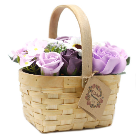 Grand bouquet de lilas dans un panier en osier