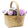 Grand bouquet de lilas dans un panier en osier