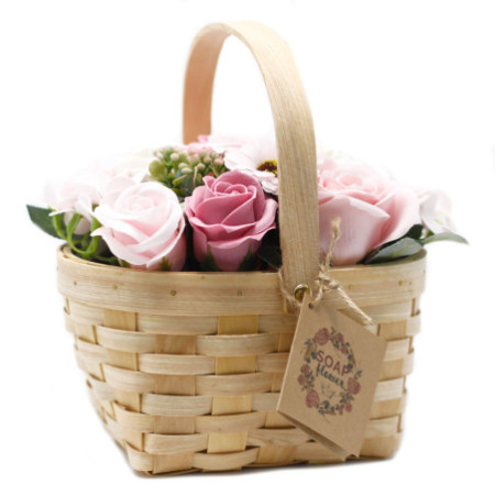Grand bouquet rose dans un panier en osier