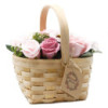 Grand bouquet rose dans un panier en osier
